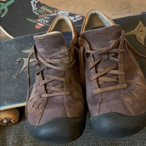 Keen low cut leather walking shoe